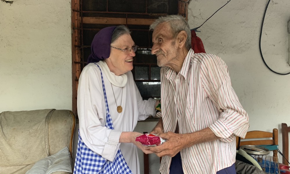 Schwester Christina besucht einen Schafhirten in den Bergen Nordalbaniens.