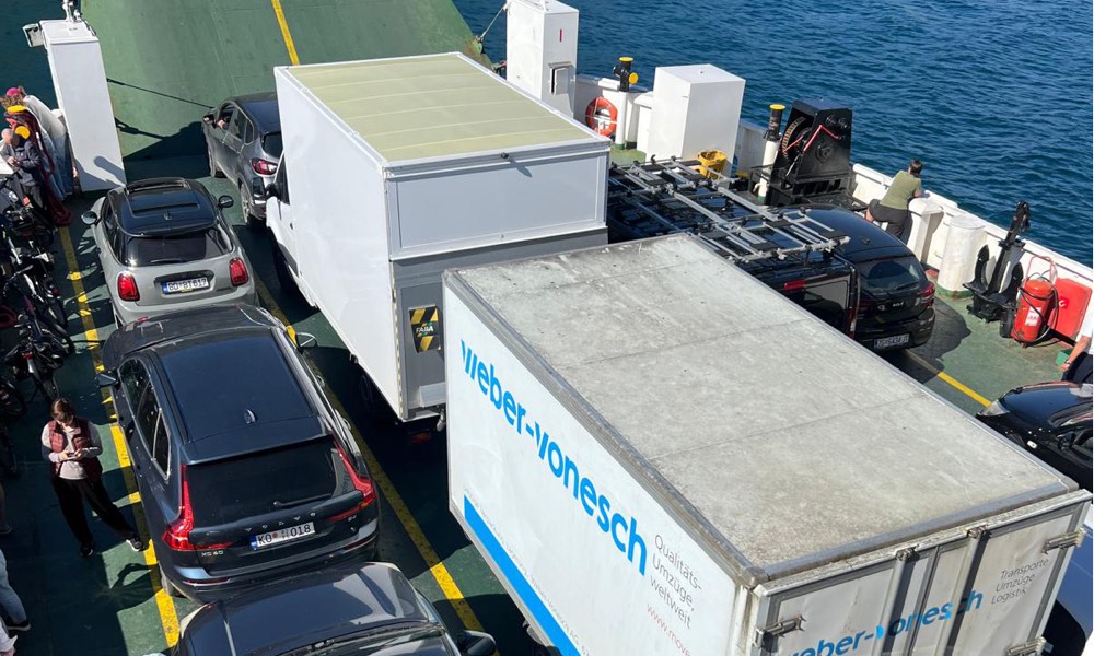 Hilfsgütertransport auf dem Weg zum Kloster.