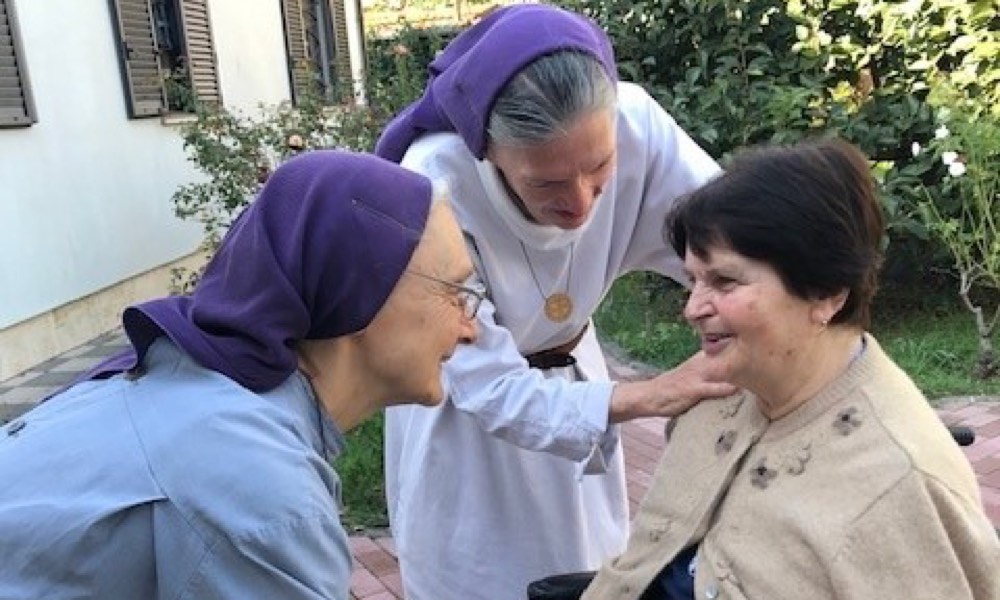 Schwester Christina und Schwester Michaela begleiten viele Personen.